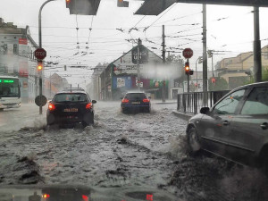 Silný déšť v Budějcích zatopil silnice. Hasiči zasahují na několika místech