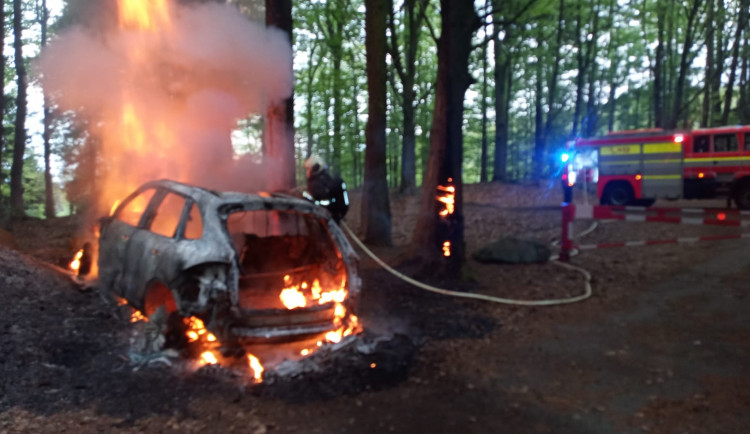Netradiční zásah nedaleko Studené, jihočeští požárníci v lese hasili hořící Porsche Cayenne