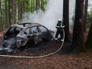 Netradiční zásah nedaleko Studené, jihočeští požárníci v lese hasili hořící Porsche Cayenne