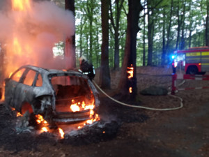 Netradiční zásah nedaleko Studené, jihočeští požárníci v lese hasili hořící Porsche Cayenne