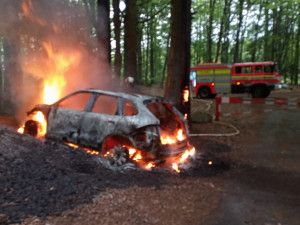 Netradiční zásah nedaleko Studené, jihočeští požárníci v lese hasili hořící Porsche Cayenne