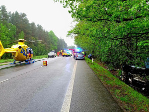 Na Strakonicku se srazilo šest aut. Záchranáři ošetřovali pět zraněných