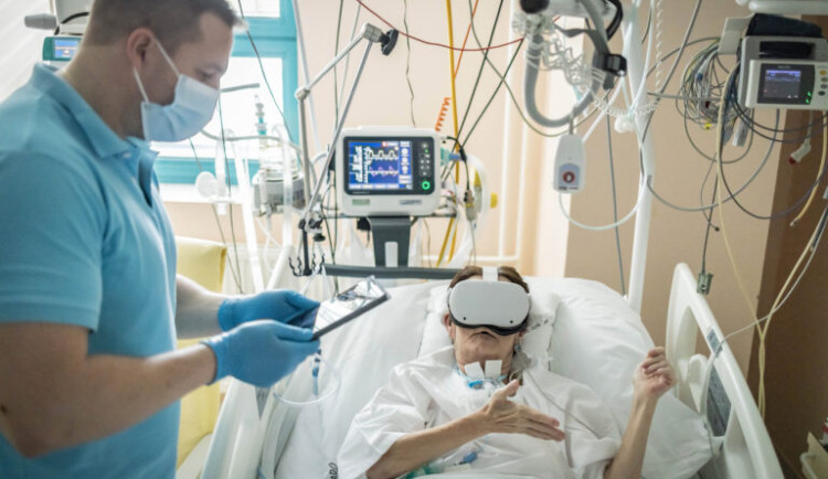 V jindřichohradecké nemocnici pomáhá pacientům zpátky na nohy nový rehabilitační trenažér i virtuální realita