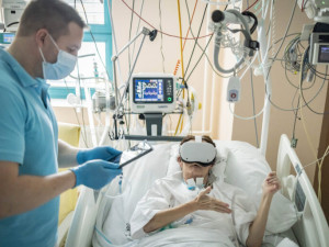 V jindřichohradecké nemocnici pomáhá pacientům zpátky na nohy nový rehabilitační trenažér i virtuální realita