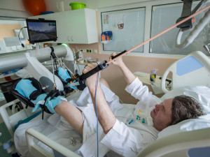 V jindřichohradecké nemocnici pomáhá pacientům zpátky na nohy nový rehabilitační trenažér i virtuální realita