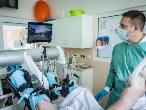 V jindřichohradecké nemocnici pomáhá pacientům zpátky na nohy nový rehabilitační trenažér i virtuální realita