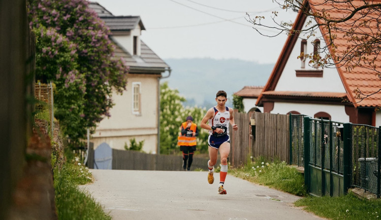 Více než 3600 běžců se v sobotu vydá ze Šumavy podél Vltavy do Prahy, závod byl vyprodaný do minuty