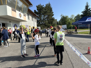 Děti se utkaly v soutěži mladých cyklistů. Prověřilo je dopravní hřiště nebo pravidla provozu