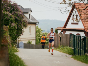 Více než 3600 běžců se v sobotu vydá ze Šumavy podél Vltavy do Prahy, závod byl vyprodaný do minuty