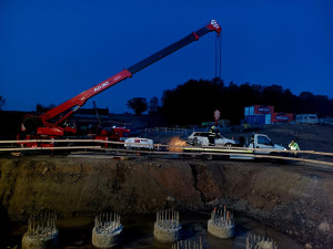 Na staveništi dálnice D3 havaroval automobil, opilý řidič vylétl z vozovky a nabodl se na mostní piloty