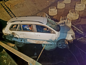 Na staveništi dálnice D3 havaroval automobil, opilý řidič vylétl z vozovky a nabodl se na mostní piloty