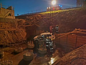 Na staveništi dálnice D3 havaroval automobil, opilý řidič vylétl z vozovky a nabodl se na mostní piloty