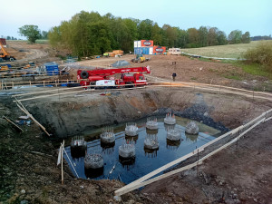 Na staveništi dálnice D3 havaroval automobil, opilý řidič vylétl z vozovky a nabodl se na mostní piloty