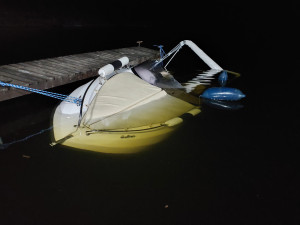 V přístavišti u Orlíka nad Vltavou se potopil motorový člun, s vyproštěním pomáhali potápěči ze tří stanic