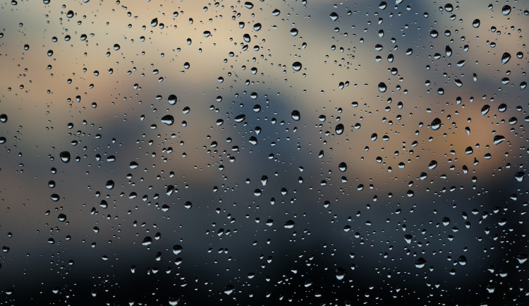 Jasnou až polojasnou oblohou vystřídá v druhé polovině týdne vítr a déšť