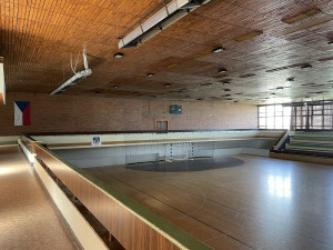 Sportovní halu v Třeboni čeká nákladná rekonstrukce, nyní si můžete historickou stavbu naposledy prohlédnou