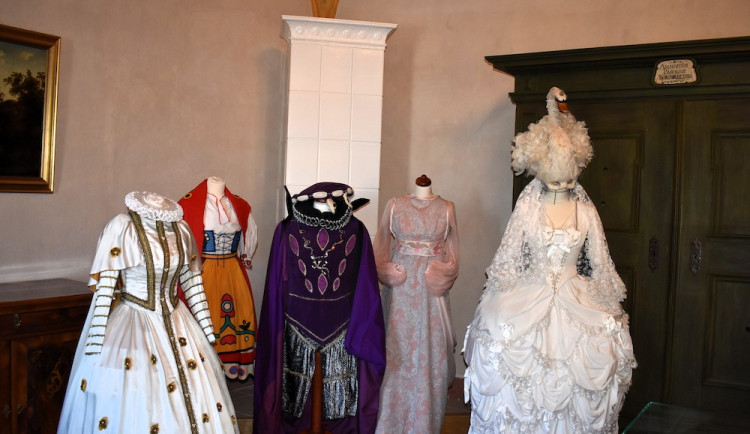 Klášter v Borovanech láká na legendární filmové kostýmy od Theodora Pištěka