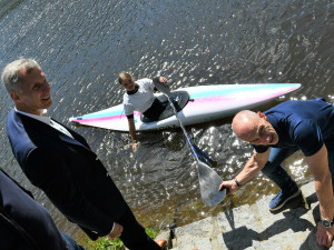Medaile slavnostně pokřtila kajakářka a juniorská mistryně světa i Evropy Kateřina Švehlová.
