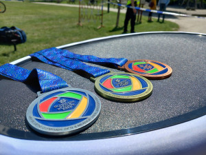 Medaile navrhla studentka Střední uměleckoprůmyslové školy Bechyně Klára Kochová.