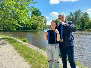 JihočeMedaile navrhla studentka Střední uměleckoprůmyslové školy Bechyně Klára Kochová.ská Olympiáda dětí a mládeže zve návštěvníky na velkolepé zahájení po širým nebem