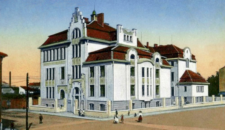 DRBNA HISTORIČKA: Průmyslová škola v Resslově ulici patří mezi významné stavby české secese