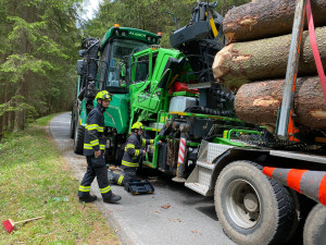 U Frýdavy se srazil náklaďák se štěpkovačem. Řidiče letecky převezli do nemocnice