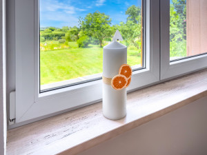 Vnitřní kamenné parapety z přírodního travertinu Travertino Romano Classico (Zdroj: Kamenictví TONE OF STONE)