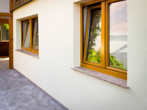 4: Venkovní parapety z přírodní žuly Shivakashi – Ivory Brown (Zdroj: Kamenictví TONE OF STONE)