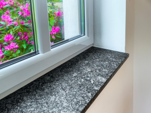 Přírodní žula Steel Grey – kamenný parapet z přírodní žuly v kartáčovaném povrchu (Zdroj: Kamenictví TONE OF STONE)