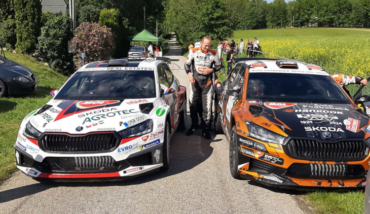 Desetisekundová penalizace kvůli pozdnímu příjezdu do časové kontroly stála vítězství v Rallye Český Krumlov Václava Pecha. Ten na skoro 170 kilometrech jednapadesátého ročníku dojel i navzdory penalizaci druhý za Dominikem Stříteským o pouhých osm deseti