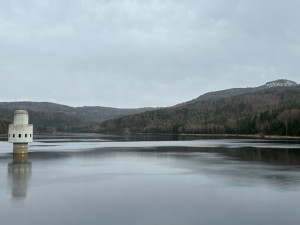 Vypravte se na šumavský výlet k obří nádrži s pitnou vodou a rekordně vysokou hrází