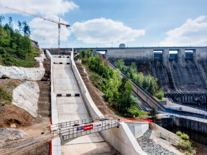 Výstavba bezpečnostního přelivu na Orlíku pokračuje, lidé si ho pletou se skokanským můstkem