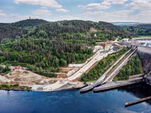 Výstavba bezpečnostního přelivu na Orlíku pokračuje, lidé si ho pletou se skokanským můstkem