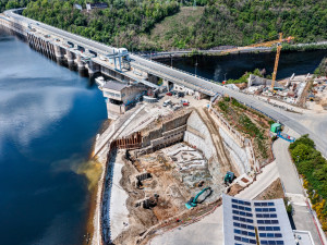 Výstavba bezpečnostního přelivu na Orlíku pokračuje, lidé si ho pletou se skokanským můstkem