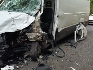 U Kaplice a Kardašovy Řečice se střetli kamiony s dalšími vozidly, hasiči museli řidiče z aut vyprostit