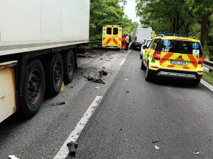 U Kaplice a Kardašovy Řečice se střetli kamiony s dalšími vozidly, hasiči museli řidiče z aut vyprostit