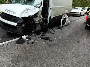 U Kaplice a Kardašovy Řečice se střetli kamiony s dalšími vozidly, hasiči museli řidiče z aut vyprostit