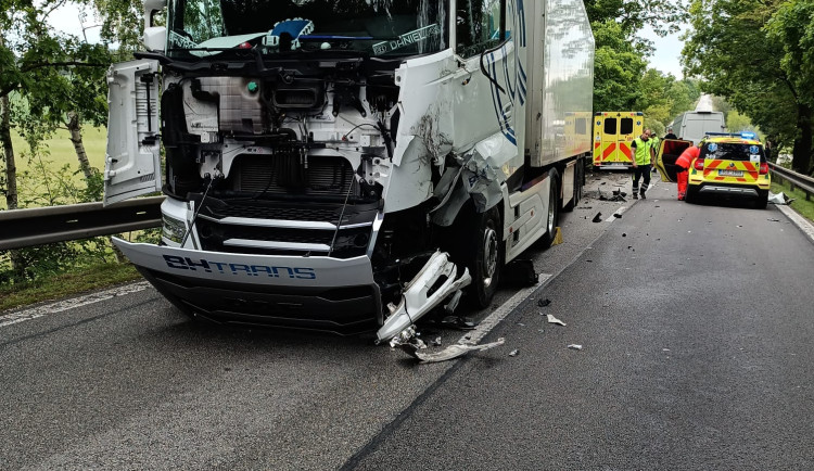 U Kaplice a Kardašovy Řečice se střetli kamiony s dalšími vozidly, hasiči museli řidiče z aut vyprostit