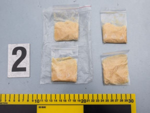 Drogy, injekční stříkačky a peníze. Policie zadržela dealery pervitinu