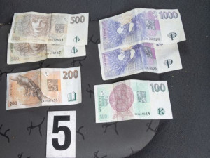 Drogy, injekční stříkačky a peníze. Policie zadržela dealery pervitinu