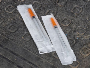 Drogy, injekční stříkačky a peníze. Policie zadržela dealery pervitinu