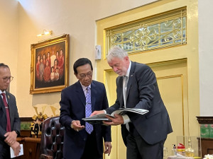 Hluboká si našla indonéskou sestru