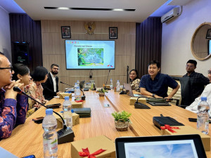 Hluboká si našla indonéskou sestru