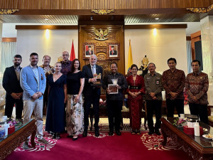 Hluboká si našla indonéskou sestru