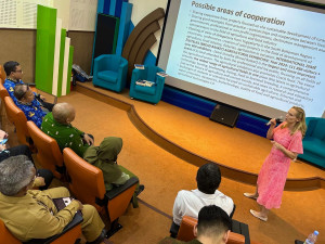 Hluboká si našla indonéskou sestru