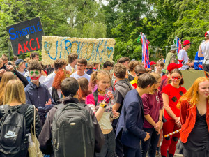 FOTO: Hudba, veselí a zábavné kostýmů, Budějovicemi prošel tradiční průvod studentů