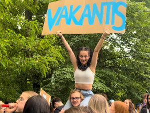 FOTO: Hudba, veselí a zábavné kostýmů, Budějovicemi prošel tradiční průvod studentů
