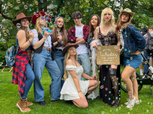 FOTO: Hudba, veselí a zábavné kostýmů, Budějovicemi prošel tradiční průvod studentů