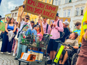FOTO: Hudba, veselí a zábavné kostýmů, Budějovicemi prošel tradiční průvod studentů