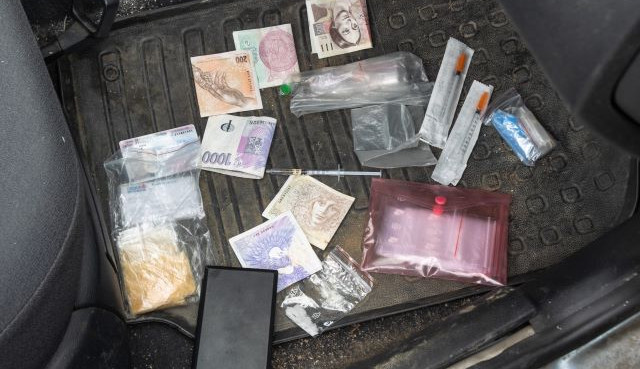 Drogy, injekční stříkačky a peníze. Policie zadržela dealery pervitinu